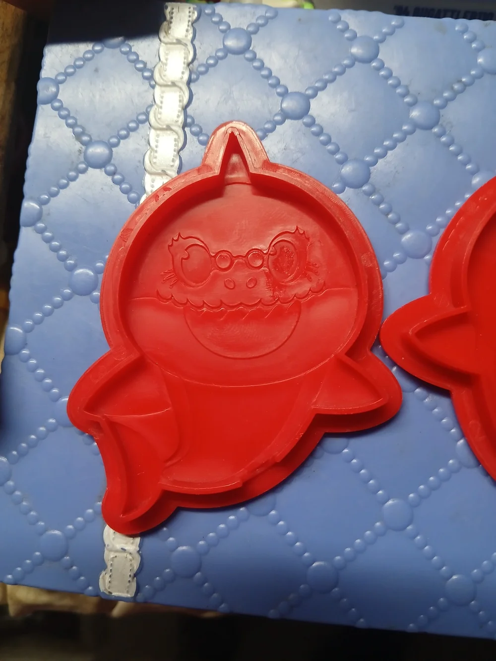 red plastic Baby Shark cookie cutter X3 Lot